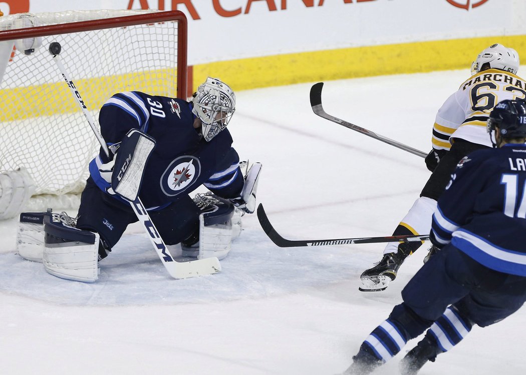 Brad Marchand právě střílí další branku do sítě Winnipegu