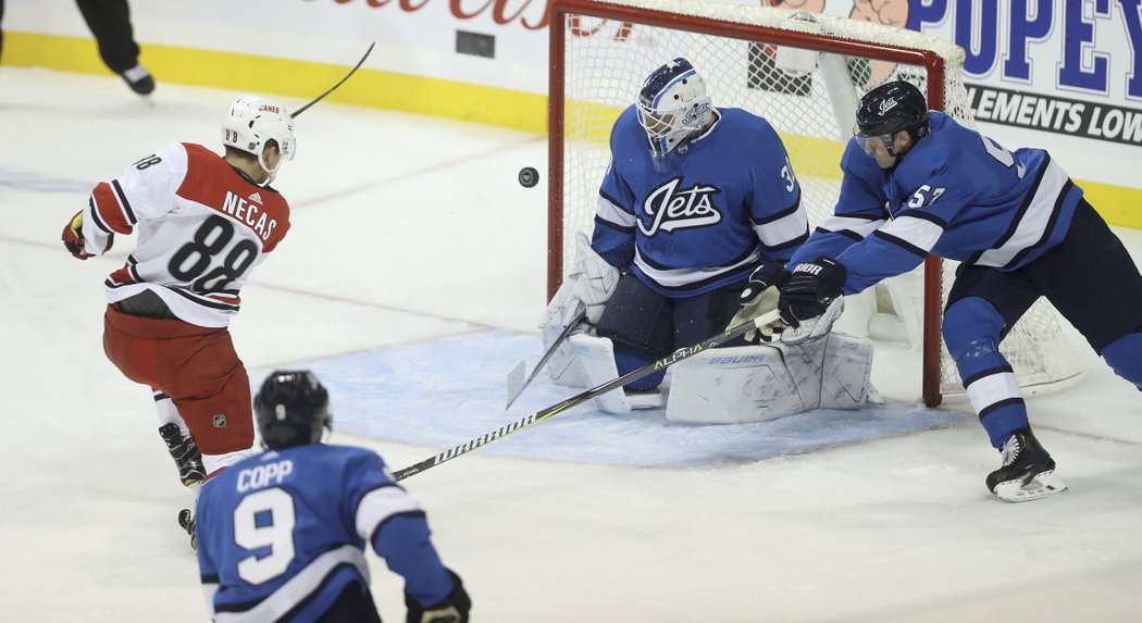 Martin Nečas třikrát vystřelil na bránu, ale na první gól v NHL stále čeká