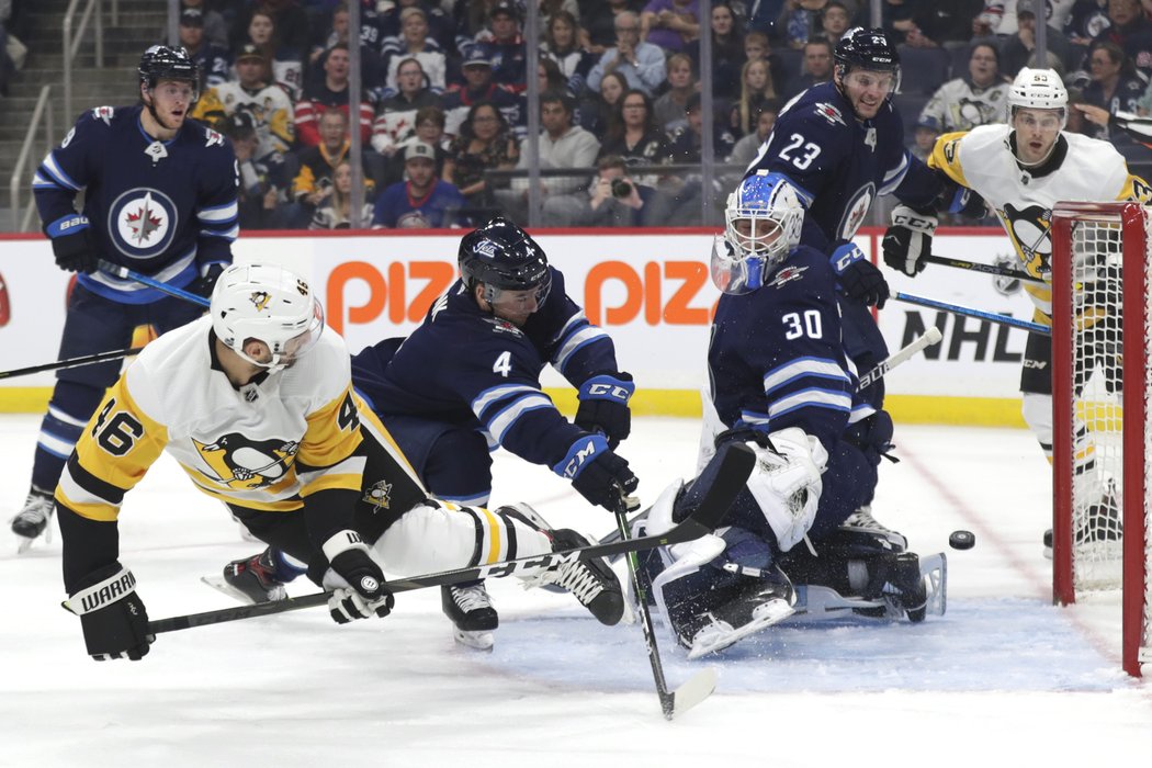 Zach Aston-Reese srovnával proti Winnipegu na 1:1