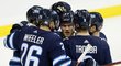 Hokejisté Winnipegu se radují ze vstřelené branky v utkání proti Coloradu, kterou obstaral Nikolaj Ehlers