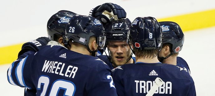 Hokejisté Winnipegu se radují ze vstřelené branky v utkání proti Coloradu, kterou obstaral Nikolaj Ehlers