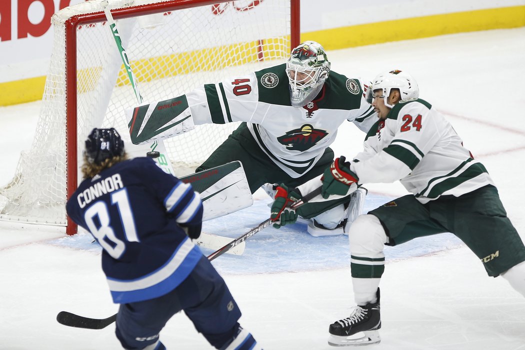 Devan Dubnyk se nestihl přesunout a Kyle Connor z Winnipegu tak skóroval