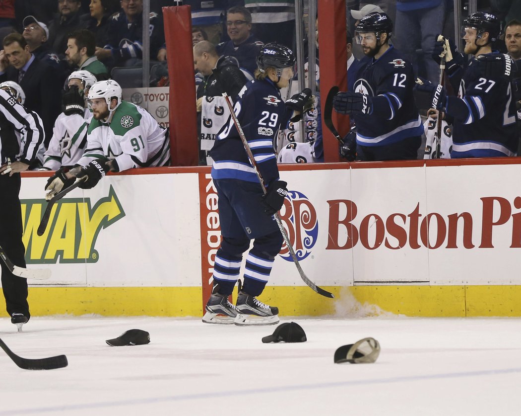 Zelenáč Patrik Laine vstřelil proti Dallasu už třetí hattrick sezony