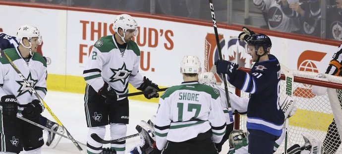 Winnipeg tým Dallasu pěkně roznesl, na zemi slaví branku Marko Daňo