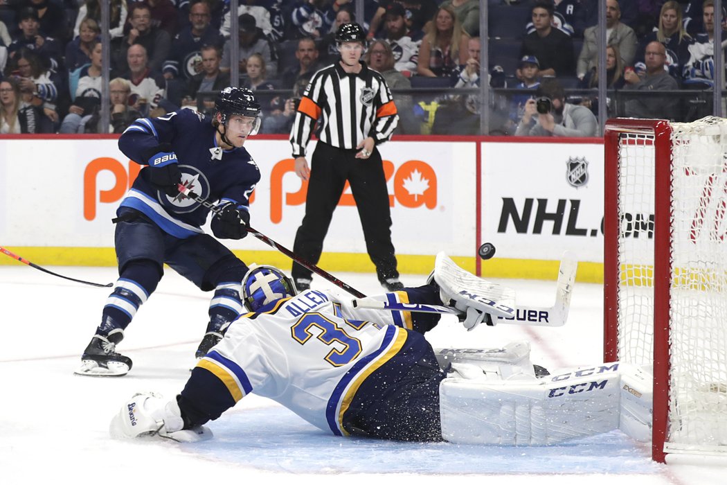 Nikolaj Ehlers tenhle osobní souboj s Jakem Allenem ze St. Louis nevyhrál