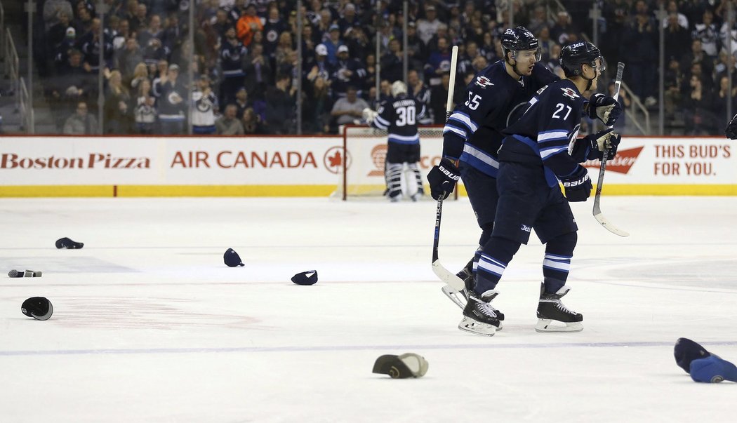 Nikolaj Ehlers (27) vstřelil proti Arizoně svůj první hattrick v NHL