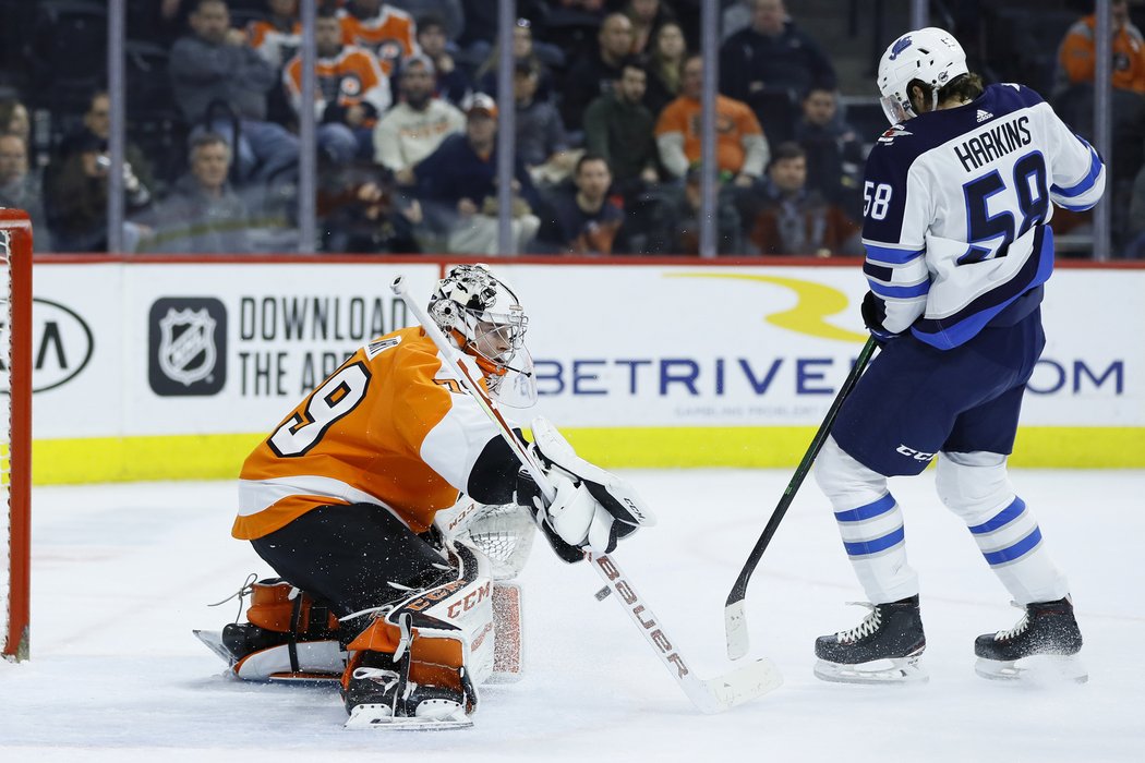 Carter Hart zakročil, nováček Jansen Harkins neuspěl