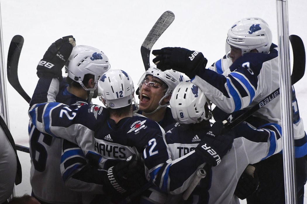 Winnipeg Jets slaví vítěznou trefu Kevina Hayese v prodloužení