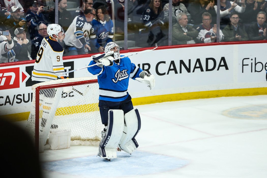 Connor Hellebuyck slaví další výhru Jets, tentokrát nad Buffalem