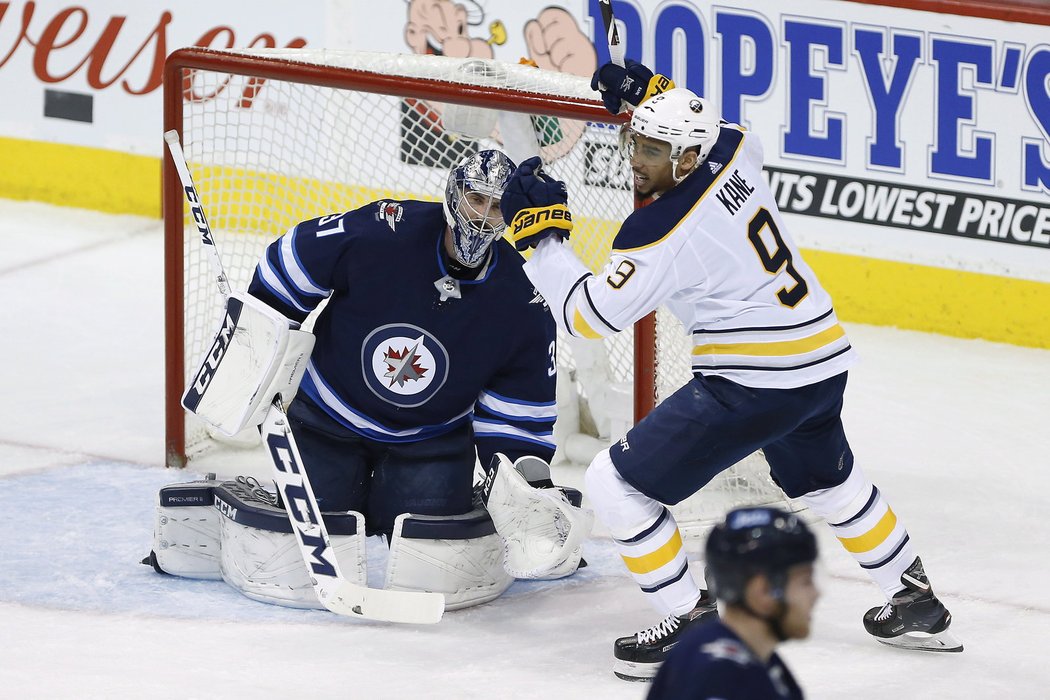 Evander Kane se raduje z gólu v síti Winnipegu, který ale Sabres stejně k bodům nepomohl