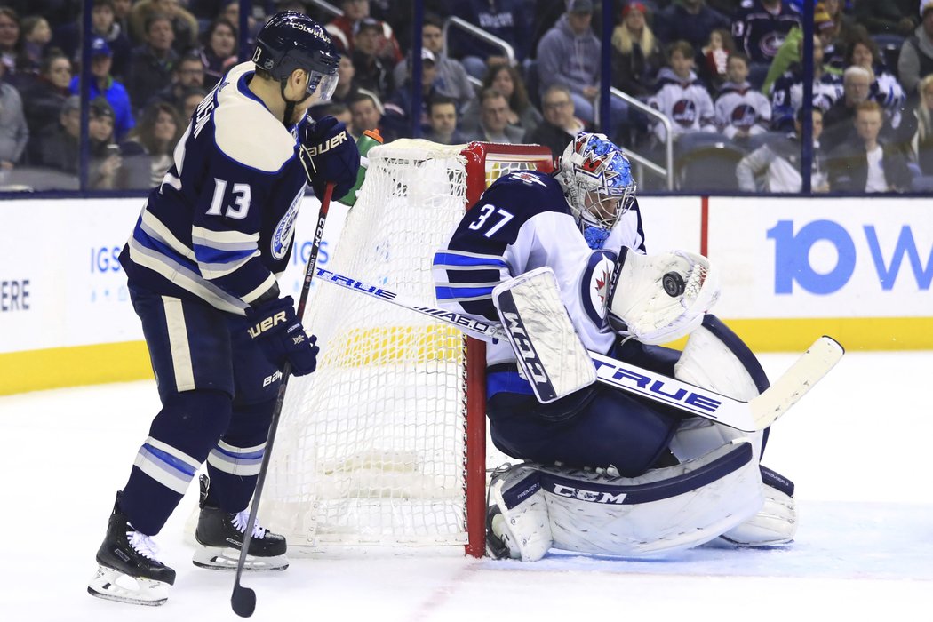 Connor Hellebuyck vychytal 111. výhru kariéry a v historické tabulce klubu vyrovnal na prvním místě Ondřeje Pavelce