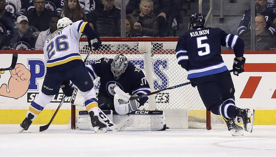 Connor Hellebuyck nedostal od Blues jediný gól