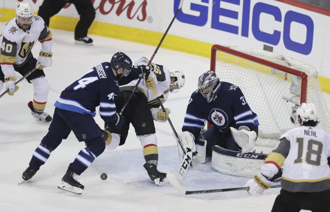 Connor Hellebuyck znovu působil v bráně hodně jistě