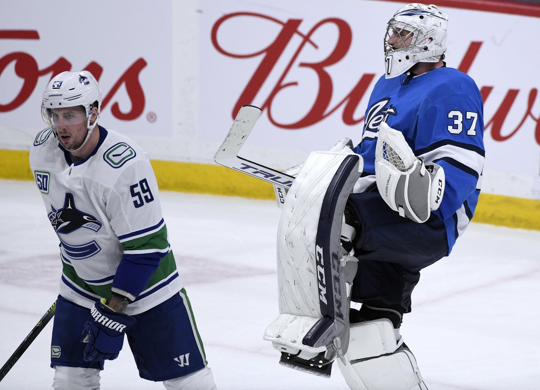 Connor Hellebuyck udržel proti Vancouveru osmnáctou nulu kariéry, a to je klubový rekord Winnipegu