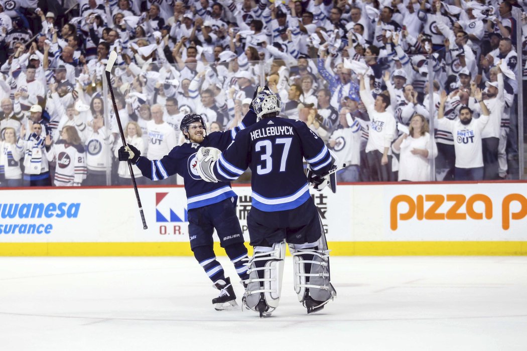 Connor Hellebuyck tentokrát k vítězství přispěl 27 zákroky