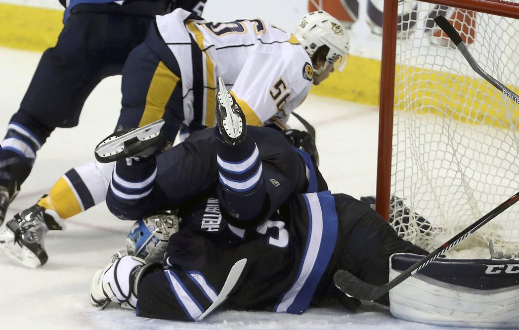 Connor Hellebuyck to neměl proti Nashvilu lehké, ale nakonec zapsal druhé čisté konto sezony