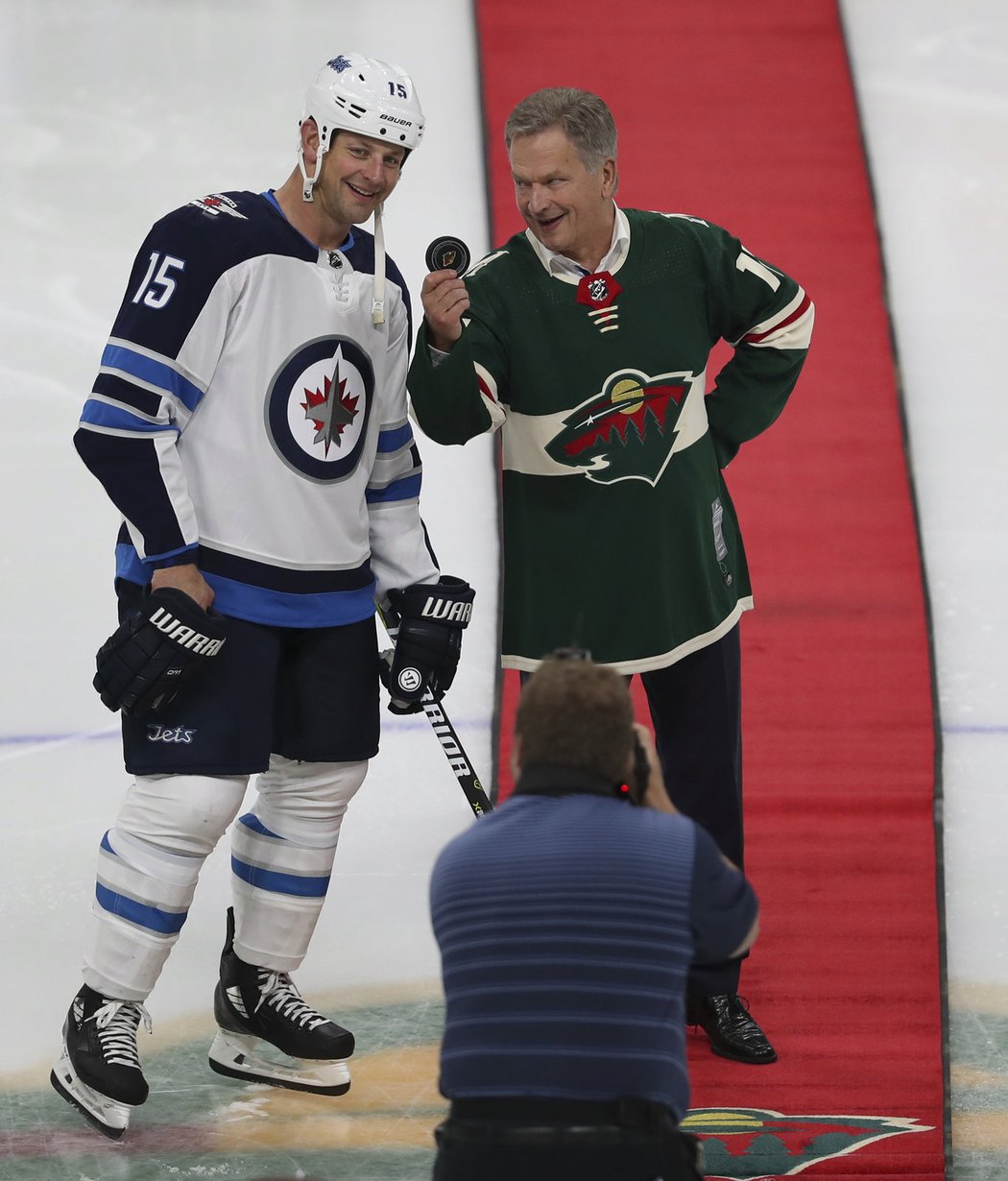 Finský prezident Sauli Niinisto a útočník Matt Hendricks pózují před startem utkání fotografovi