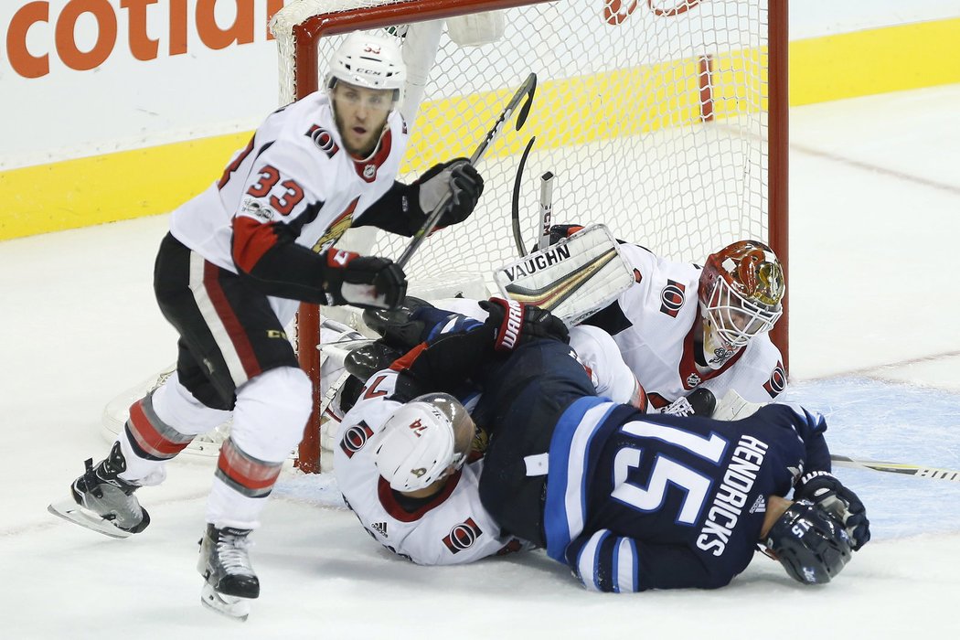 Tvrdě hrající útočník Matt Hendricks z Winnipegu dojel až do klece Ottawy