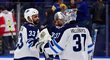 Dustin Byfuglien (vlevo) a Connor Hellebuyck (vpravo) byli dlouholetými pilíři Jets