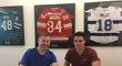 Český útočník Michael Špaček při podpisu nováčkovského kontraktu s Winnipegem