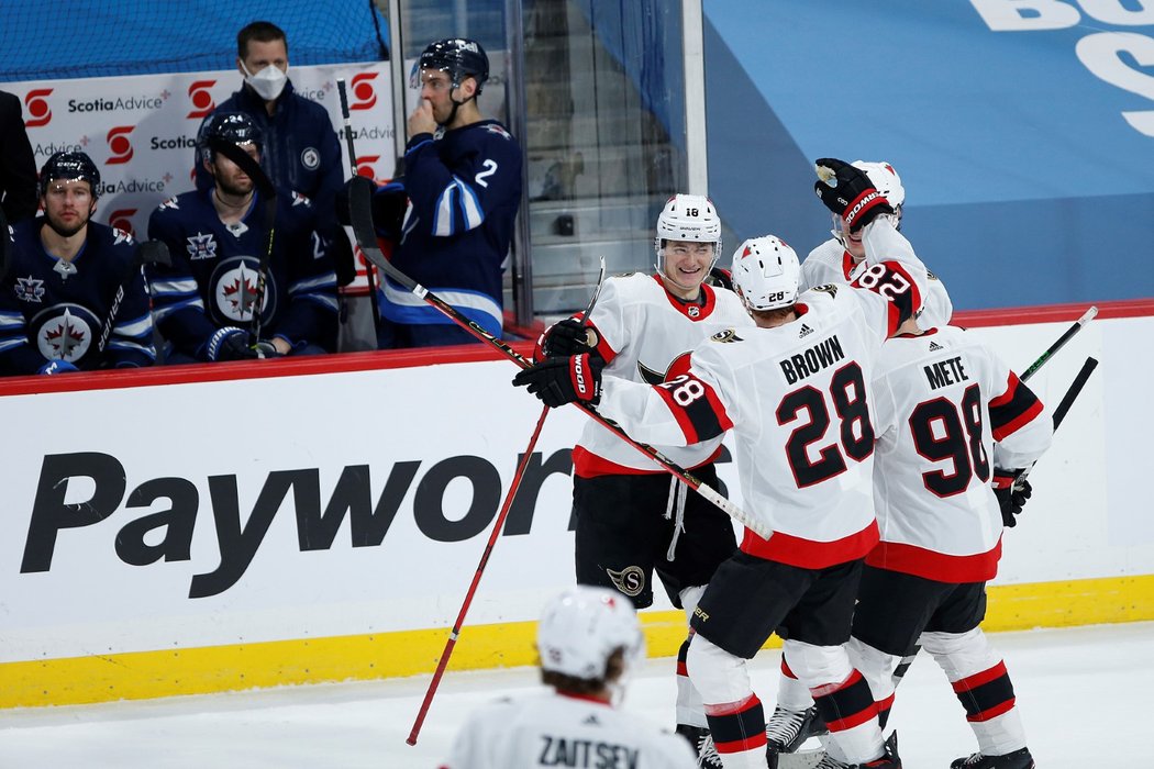 Německý mladíček Tim Stützle nasázel Winnipegu svůj první hattrick v NHL