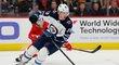 Americký obránce Nate Schmidt v dresu Winnipeg Jets