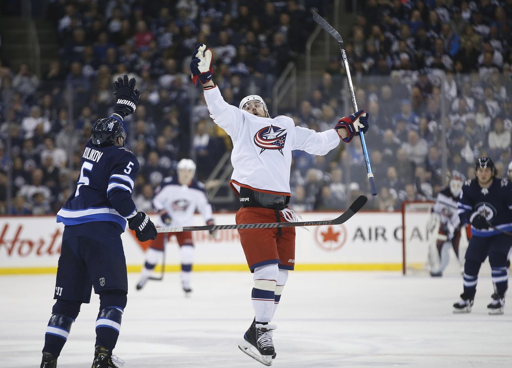 Brandon Dubinsky a Dmitry Kulikov z Winnipegu se hlásí