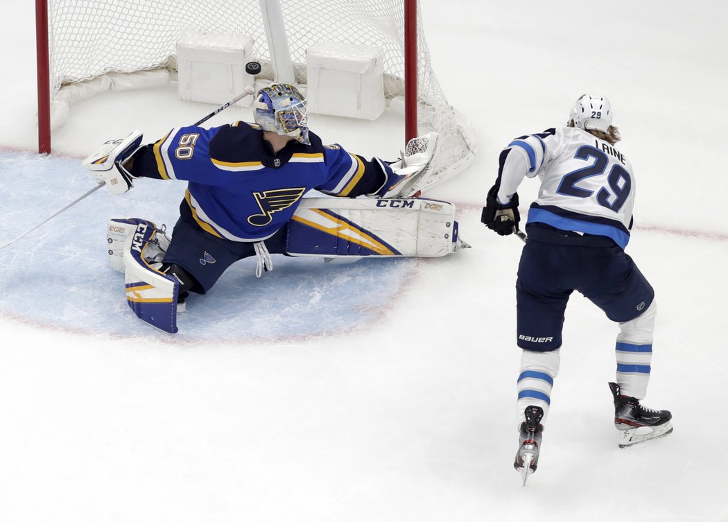 Patrik Laine právě vyzrál na Jordana Binningtona