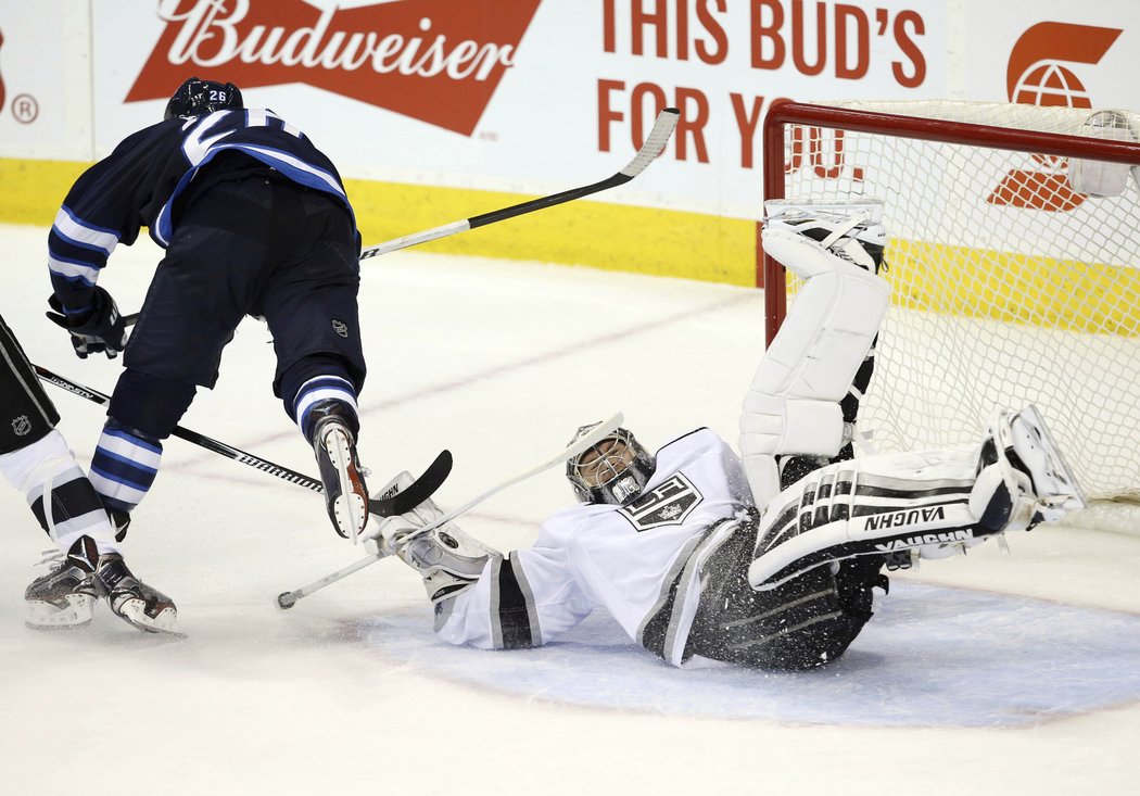 Jonathan Quick předváděl proti Winnipegu své tradiční kousky.