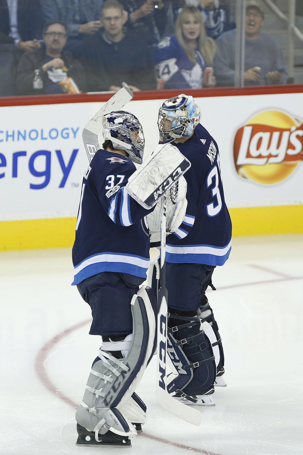 Steve Mason si za Jets asi představoval lepší start, v průběhu utkání ho vystřídal Connor Hellebuyck