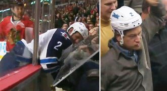 Obránce Winnipegu proletěl plexisklem, fanoušek mu vzal helmu