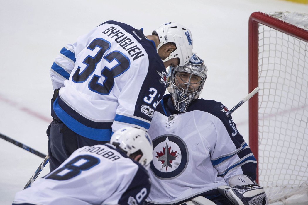 Ondřej Pavelec si připsal druhou výhru v řadě