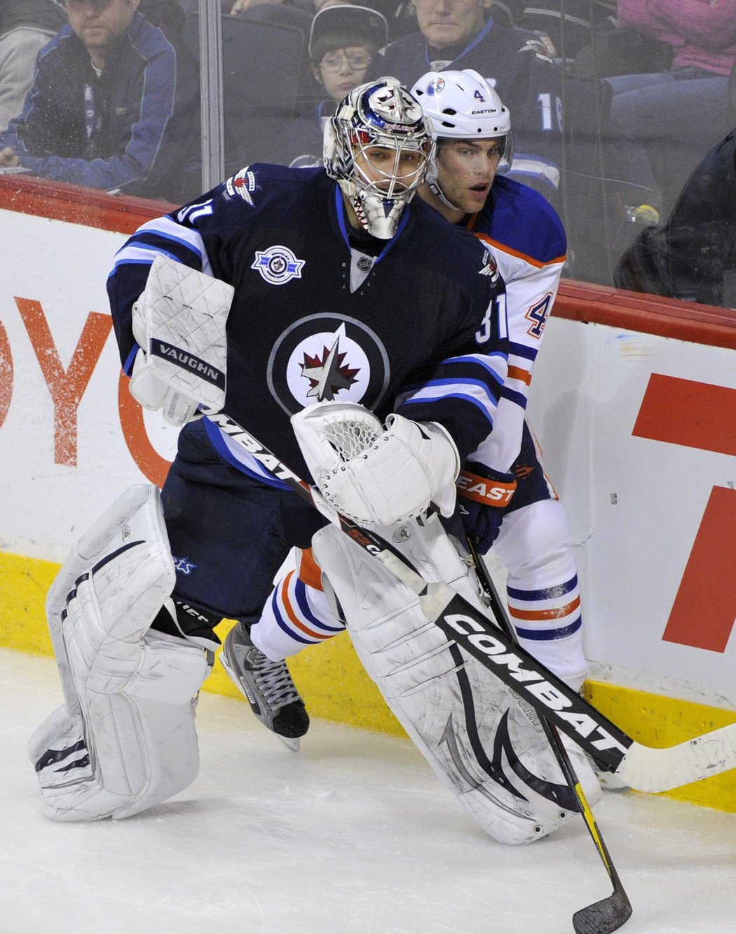 Ondřej Pavelec se snaží trochu pozdržet edmontonského Halla.