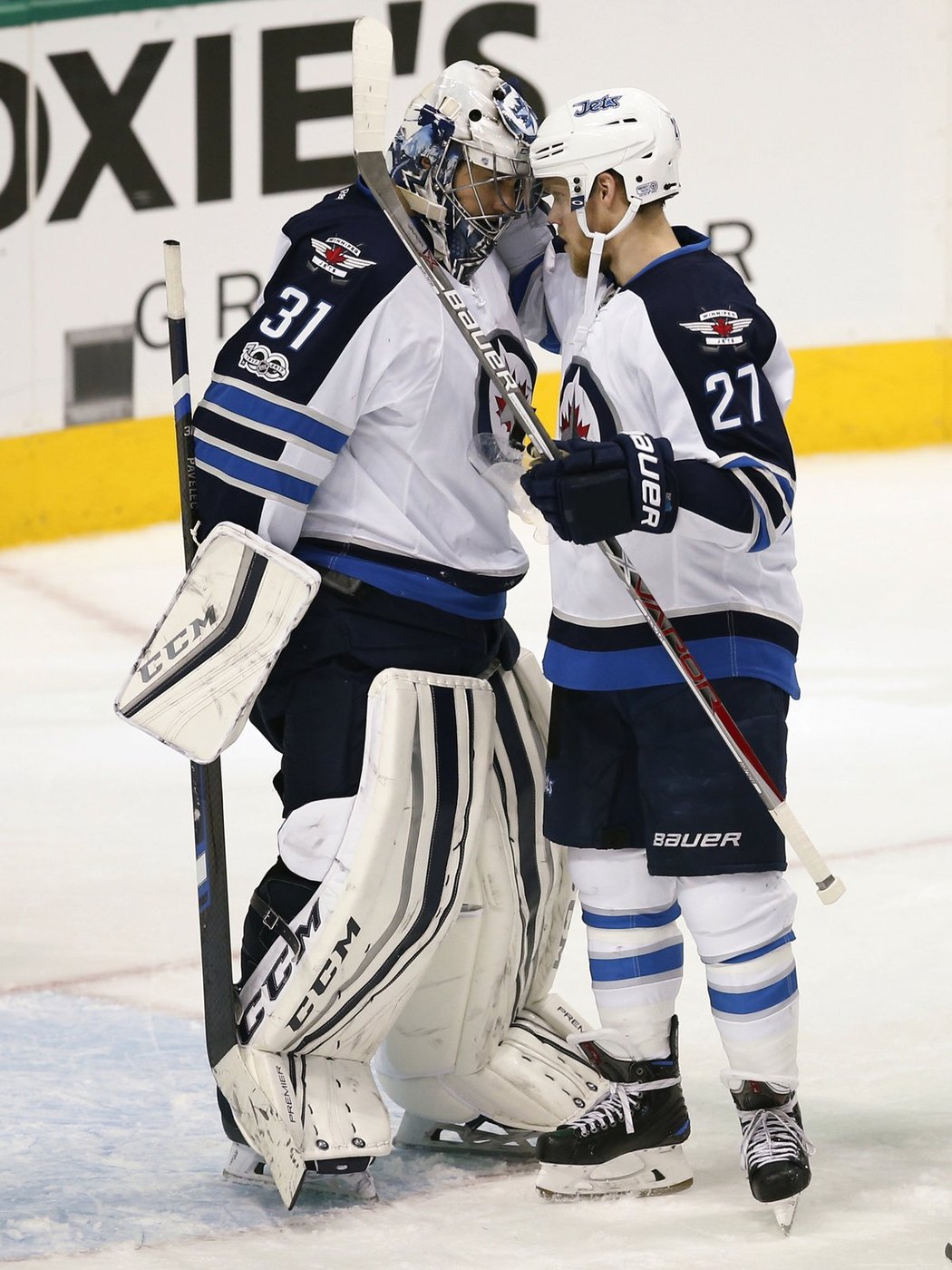 Ondřej Pavelec přijímá gratulaci od střelce vítězné branky Nikolaje Ehlerse