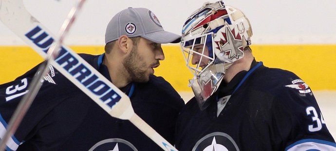 Ondřej Pavelec a Michael Hutchinson zatím tvoří perfektní dvojici.