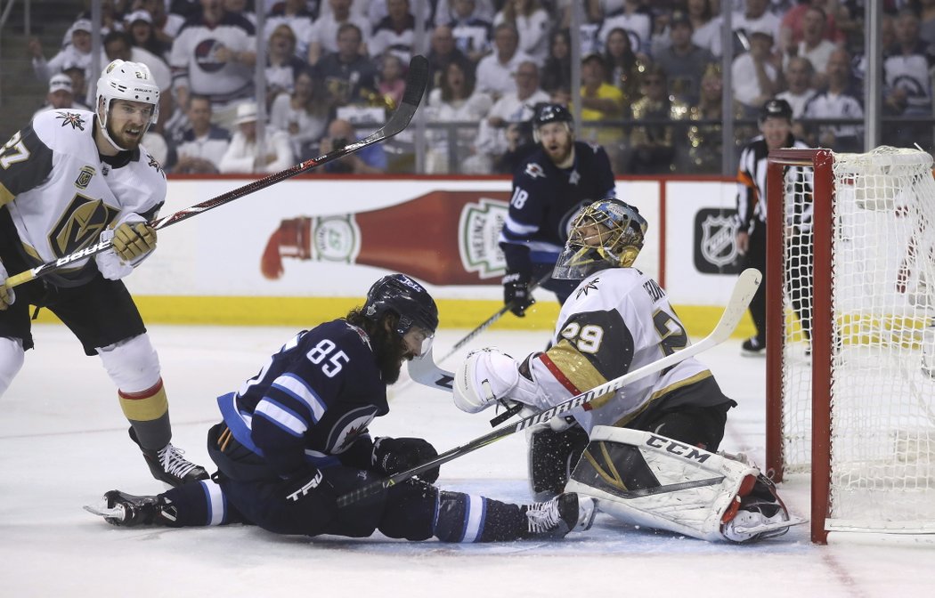 Mathieu Perreault bojoval jako lev aby dostal puk do sítě