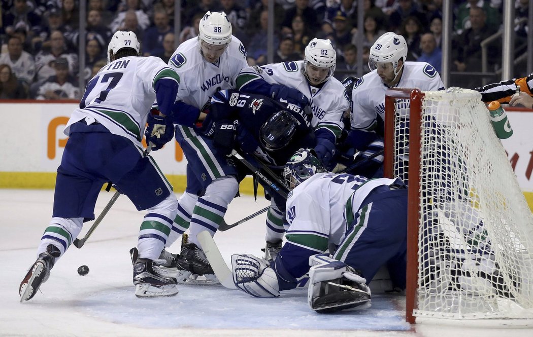 Hned čtveřice hráčů Canucks se seběhla na Nica Petana z Winnipegu