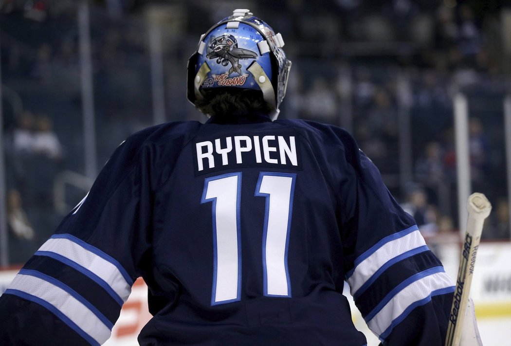 Hokejisté Winnipegu uctili bývalého hráče Ricka Rypiena, který zemřel v roce 2011. Během rozbruslení měli všichni domácí hráči na sobě jeho dres.