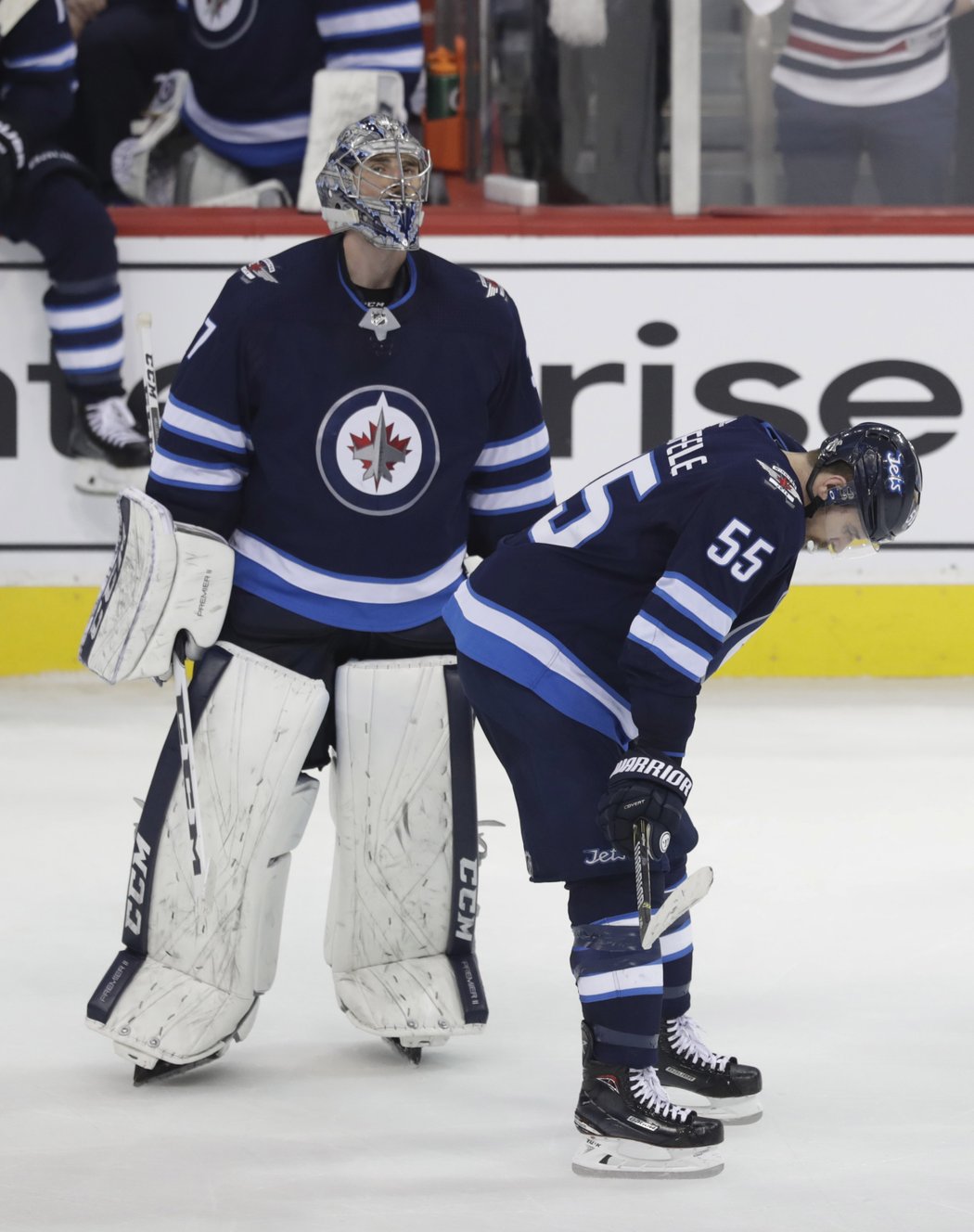 Connor Hellebuyck i Mark Scheifele byli hodně zklamaní