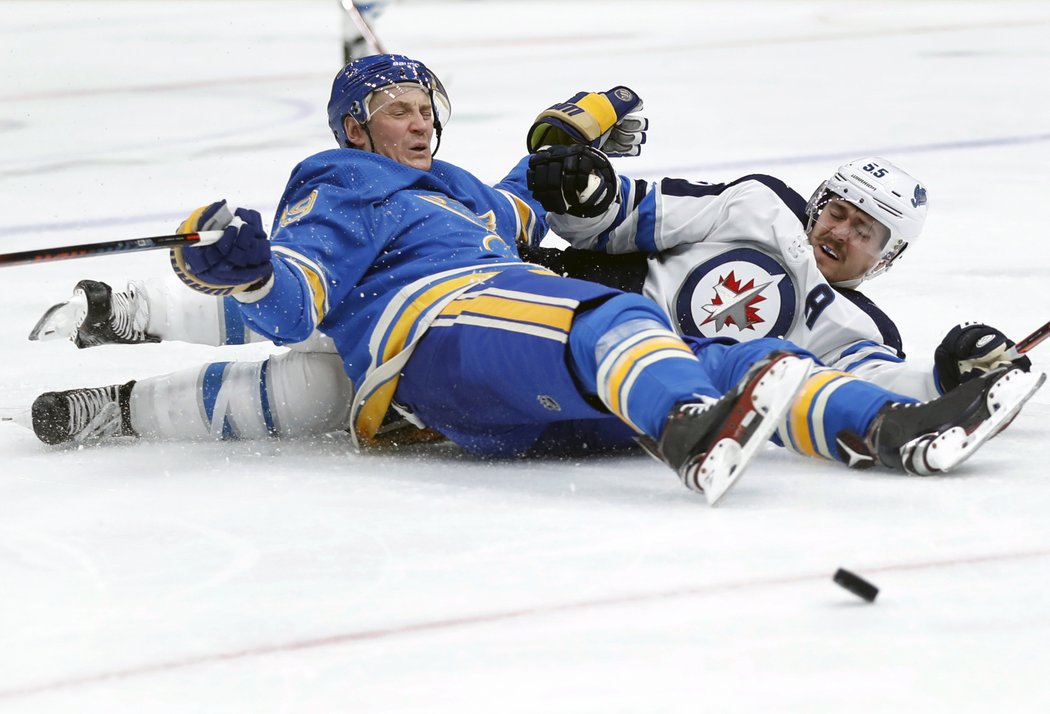 Obránce Jay Bouwmeester a útočník Mark Scheifele si zkusili led v St.Louis