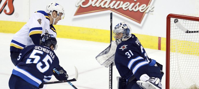 Ondřej Pavelec zasahuje v zápase svého Winnipegu proti St. Louis