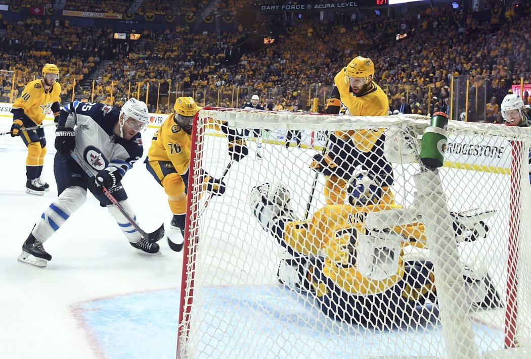 Pekka Rinne právě inkasuje druhý gól zápasu od Paula Stastnyho