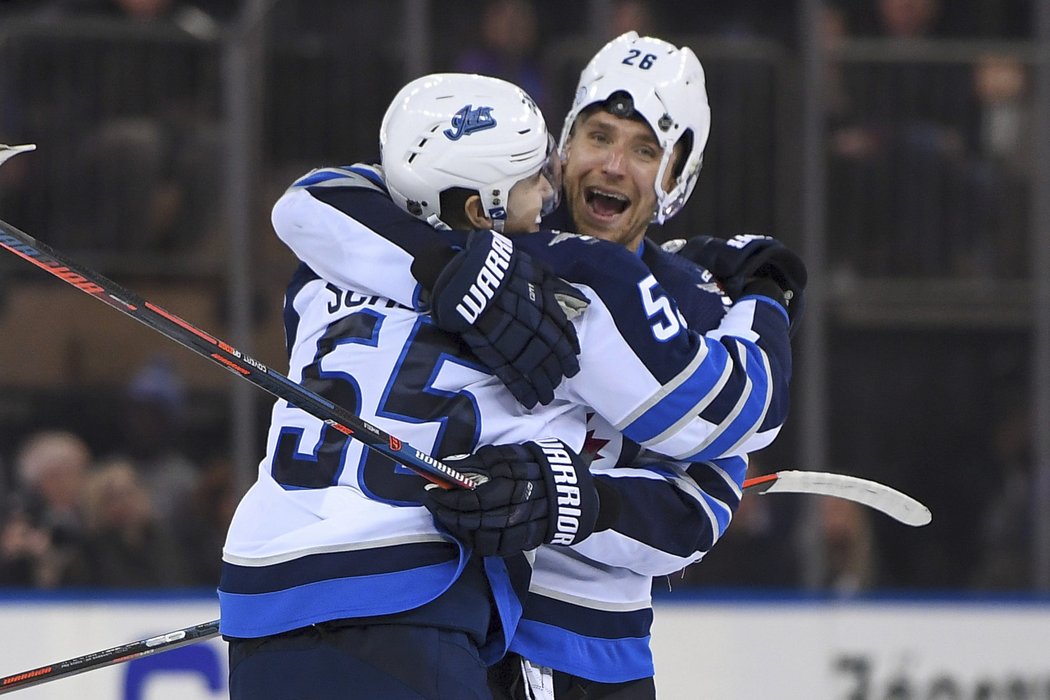 Kapitán Winnipegu Blake Wheeler slaví vítězství v nájezdech s otočenou helmou