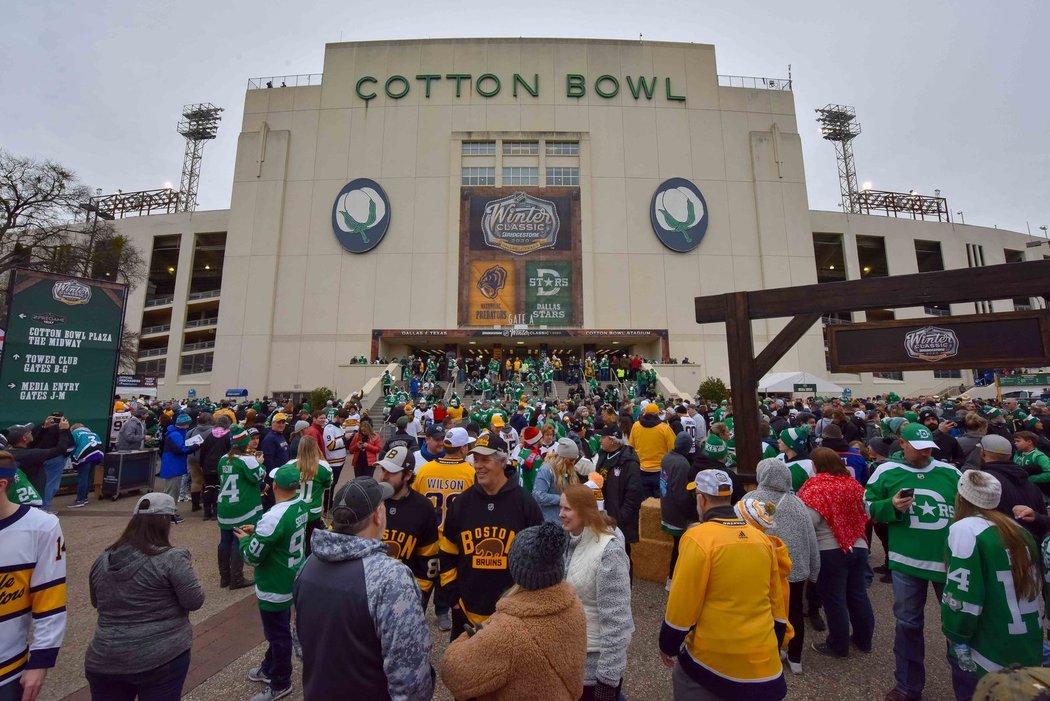 Fronty před Cotton Bowl Stadium v Houstonu