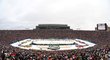Pohled na zaplněné tribuny Notre Dame Stadium ve státě Indiana, kde se konalo letošní Winter Classic