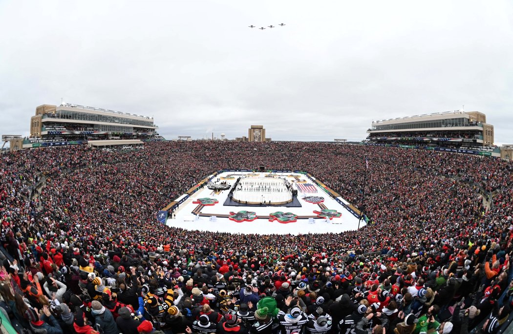 Pohled na zaplněné tribuny Notre Dame Stadium ve státě Indiana, kde se konalo letošní Winter Classic