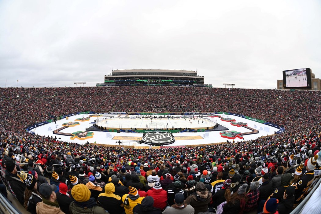 Pohled na zaplněné tribuny Notre Dame Stadium ve státě Indiana, kde se konalo letošní Winter Classic