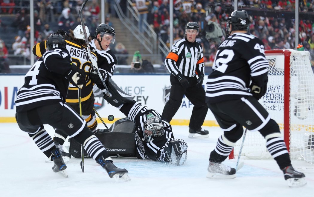 Na konci první třetiny měl David Pastrňák tutovku, kterou mohl otočit skóre Winter Classic. Výborně ho však vychytal Cam Ward