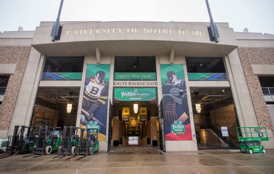 Novoroční Winter Classic se v roce 2019 odehraje na stadionu v Notre Dame ve státu Indiana, střetnou se Chicago s Bostonem