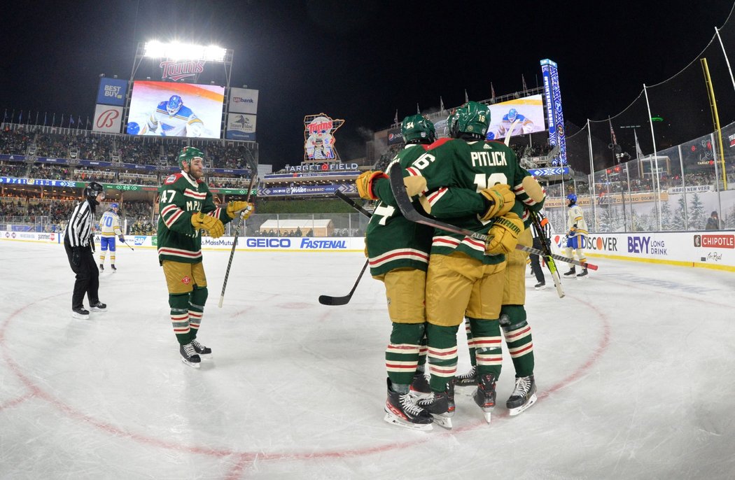 Domácí Minnesota slaví gól ve Winter Classic proti St. Louis